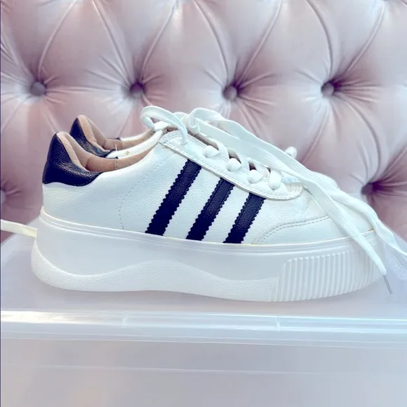 GO STYLE Women's White and Black Sneakers SIZE 8