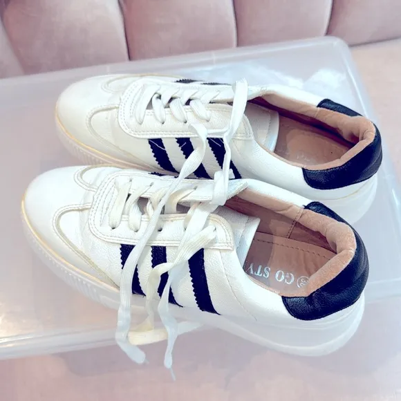 GO STYLE Women's White and Black Sneakers SIZE 8