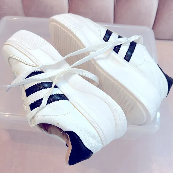 GO STYLE Women's White and Black Sneakers SIZE 8