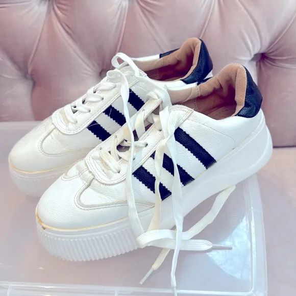 GO STYLE Women's White and Black Sneakers SIZE 8