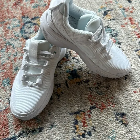 (Grade School) Nike Star Runner 4 'Triple White' DX7615-100 size 12 youth no box