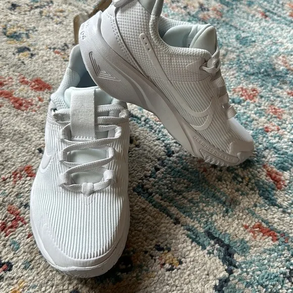 (Grade School) Nike Star Runner 4 'Triple White' DX7615-100 size 12 youth no box