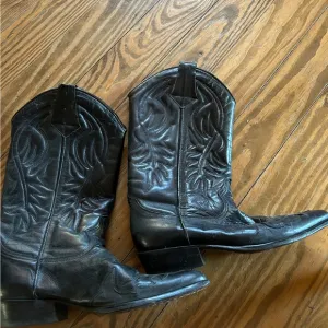Guess womens vintage boots
