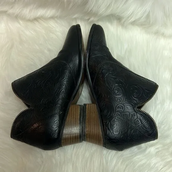Heiress Black Leather Embossed Zipper Booties 7 B-23