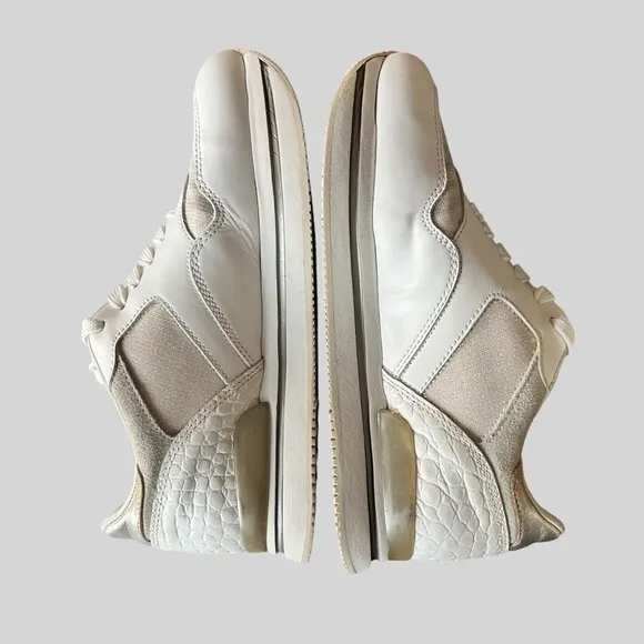 HOGAN made it Italy Leather Sneakers.