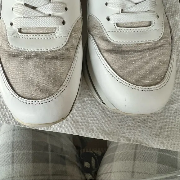 HOGAN made it Italy Leather Sneakers.