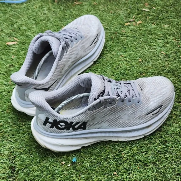 HOKA CLIFTON 9 - Mens Atheltic Shoes - SIZE 9.5D ***no insloes ***