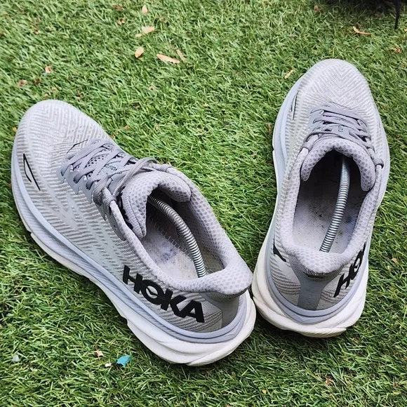 HOKA CLIFTON 9 - Mens Atheltic Shoes - SIZE 9.5D ***no insloes ***