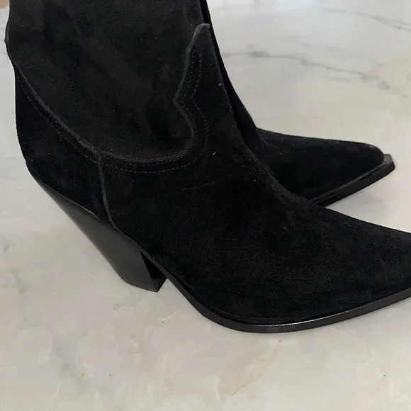 🎉HOST PICK🎉Cowgirl Boots Sonora pointy toe ankle suede