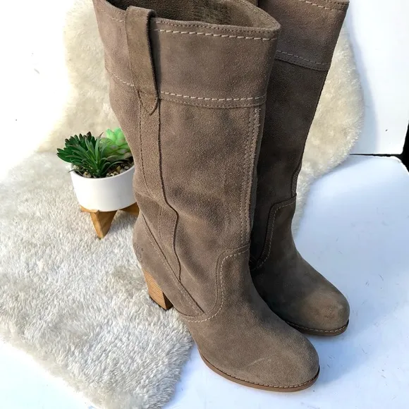 *🎉HP 🎉 Timberland | Earthkeepers Rudston taupe Suede Heeled Boots Size 8