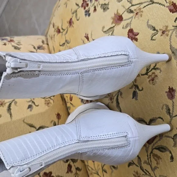 HP💥💥Free People Leather  White Croc Embossed Heeled Boots like new