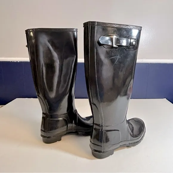 Hunter Women’s Original Tall Gloss Rain Boots in Black Size 7
