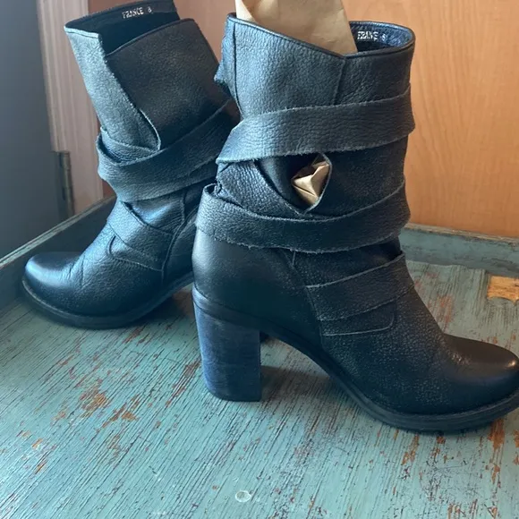 Jeffrey Campbell Ibiza Black Pebble Leather France Wrap Strap Boots Size 8 goth