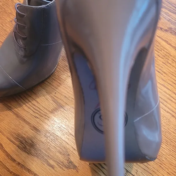 Jessica Simpson Gray Patent Genuine Leather Cap Toe Heels Shoes Stilletos Size 9