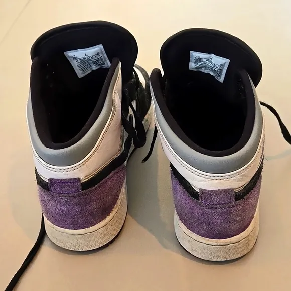 Jordan 1 Mid SE Black/Varsity Purple/White Size 5.5Y
