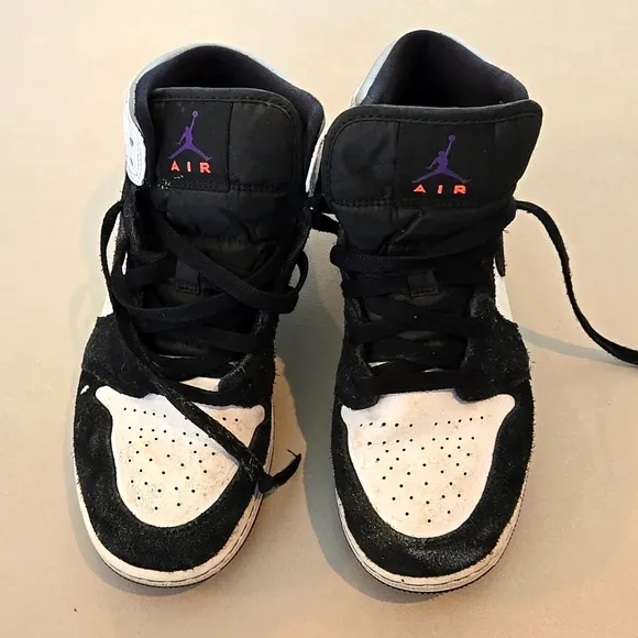 Jordan 1 Mid SE Black/Varsity Purple/White Size 5.5Y