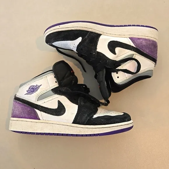Jordan 1 Mid SE Black/Varsity Purple/White Size 5.5Y