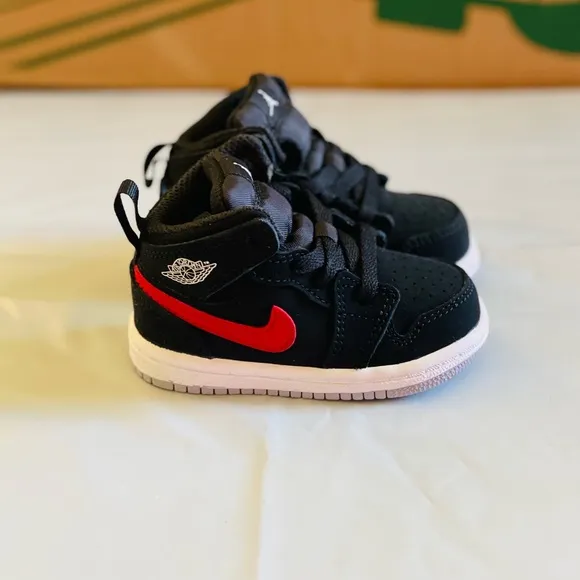Jordan 1 mid TD new in original box