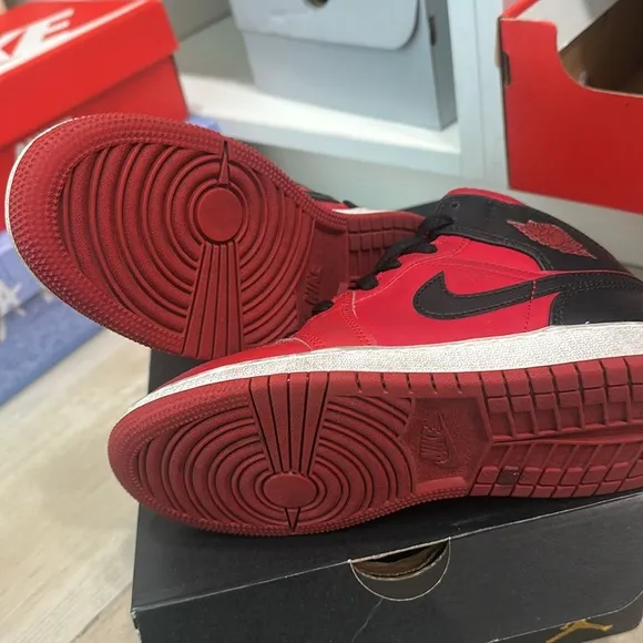 ❤️🖤Jordan 1 MidReverse Bred (2021) (GS) Nike Kids Red and Black Sneakers🖤❤️