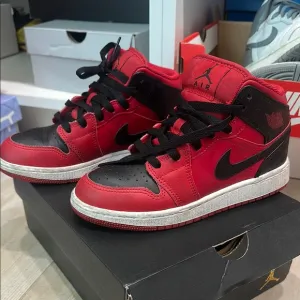 ❤️🖤Jordan 1 MidReverse Bred (2021) (GS) Nike Kids Red and Black Sneakers🖤❤️