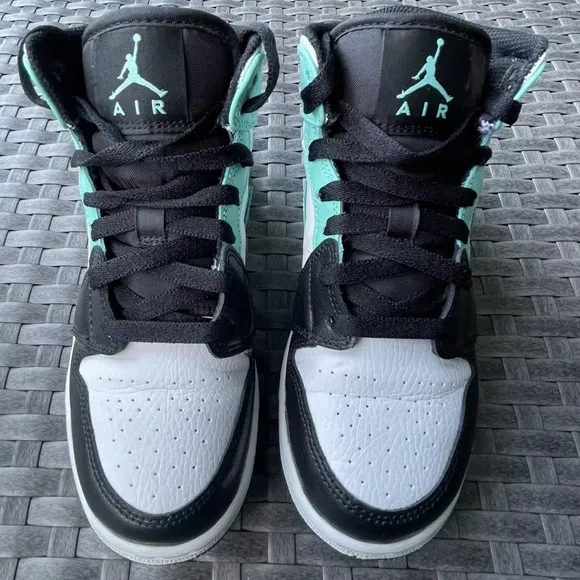 Jordan Black and Green Sneakers Classic Design