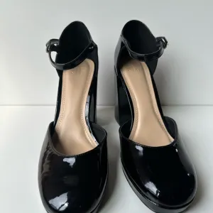 JustFab Women High heels Black, Size:8  Straps Buckle Block Heel