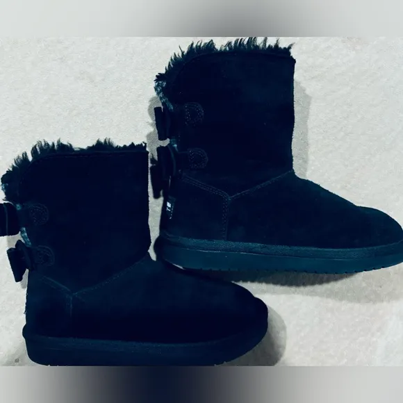 KOOLABURRA BY- UGG Black SnowBoots. Sz. (13)Plaid &amp; Bows on Back!