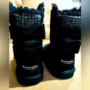 KOOLABURRA BY- UGG Black SnowBoots. Sz. (13)Plaid &amp; Bows on Back!