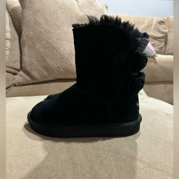 KOOLABURRA BY- UGG Black SnowBoots. Sz. (13)Plaid &amp; Bows on Back!