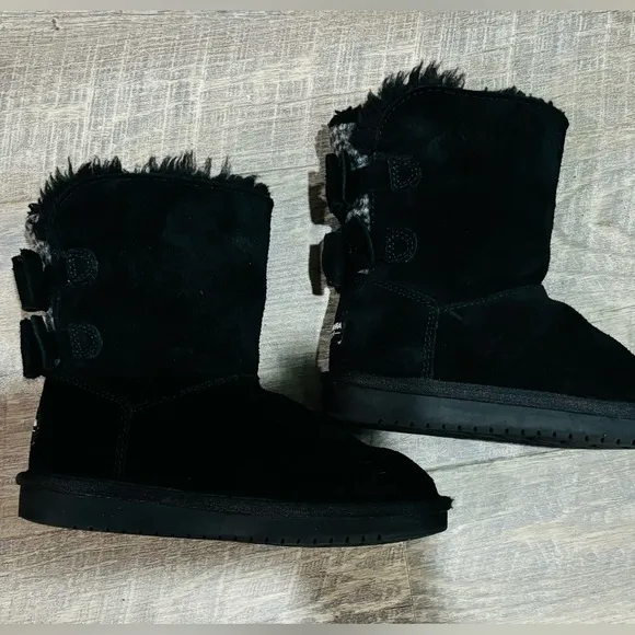 KOOLABURRA BY- UGG Black SnowBoots. Sz. (13)Plaid &amp; Bows on Back!