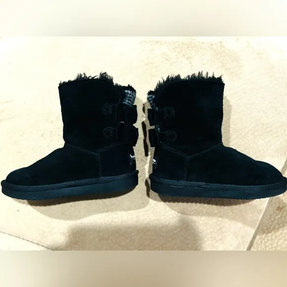KOOLABURRA BY- UGG Black SnowBoots. Sz. (13)Plaid &amp; Bows on Back!