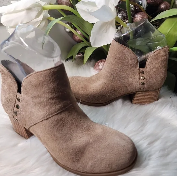 Koolaburra By UGG Women's Beige Boots new