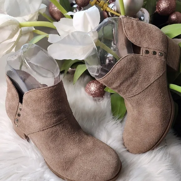 Koolaburra By UGG Women's Beige Boots new