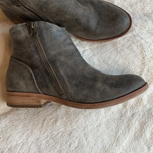 Kork-Ease Riley Taupe Distressed Tan Bootie Size 7