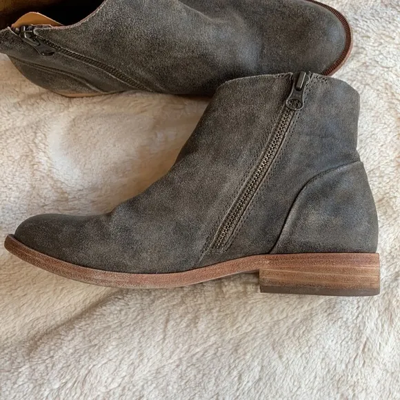 Kork-Ease Riley Taupe Distressed Tan Bootie Size 7