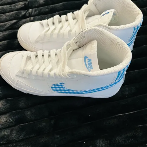 Ladies White and Blue High-Top Nike  Sneakers size 9