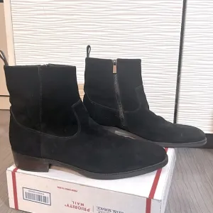 Like New Men’s butter-soft suede dress boots, Sz 11