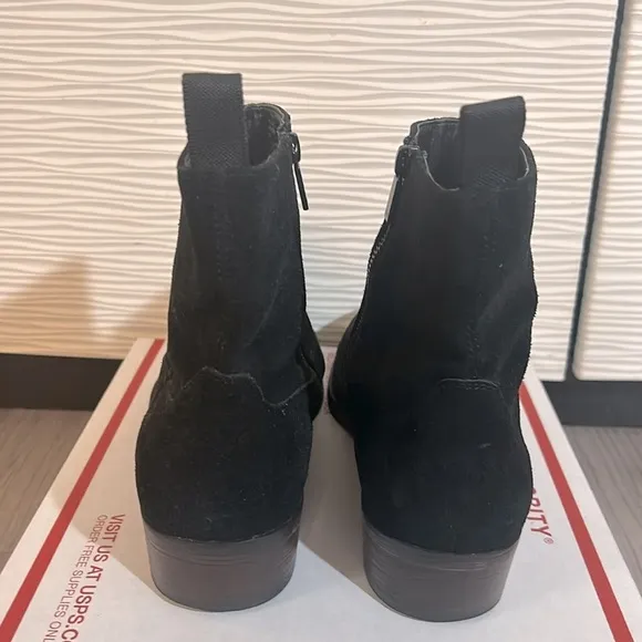 Like New Men’s butter-soft suede dress boots, Sz 11