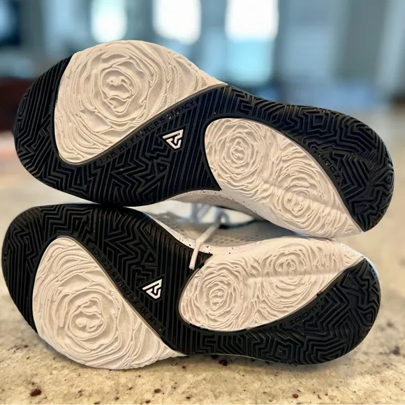 LIKE NEW Nike Zoom Freak 1, GS Oreo, Big Kids Size 4