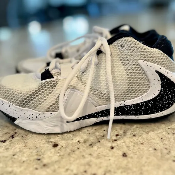 LIKE NEW Nike Zoom Freak 1, GS Oreo, Big Kids Size 4