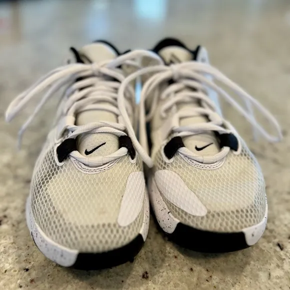 LIKE NEW Nike Zoom Freak 1, GS Oreo, Big Kids Size 4