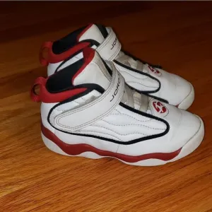 LITTLE KIDS' JORDAN PRO STRONG BASKETBALL SHOES