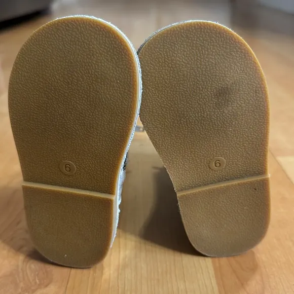 Livie and Luca LIKE NEW Toddler Girls Gray Star Boots size 6