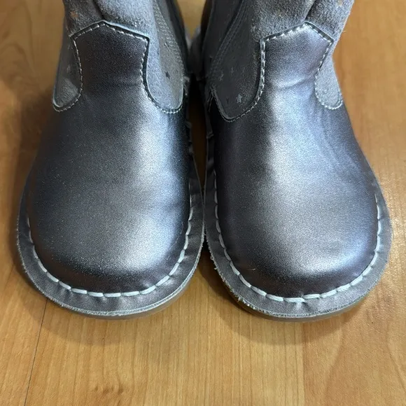 Livie and Luca LIKE NEW Toddler Girls Gray Star Boots size 6