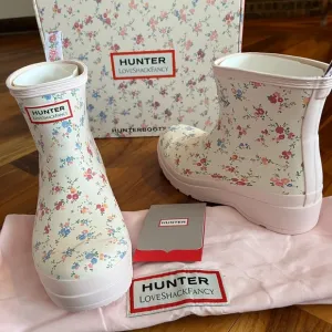LoveShackFancy x Hunter Women’s PLAY™ Sunrise Patchwork Confetti Bloom Boot, NEW