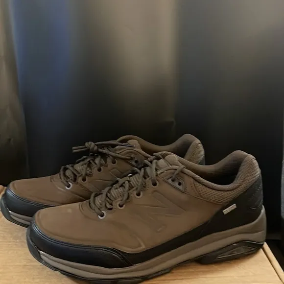 Men’s New Balance Trail Walking Shoes Men’s 10 MW waterproof Brown or Tan Black