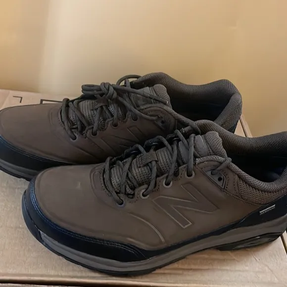 Men’s New Balance Trail Walking Shoes Men’s 10 MW waterproof Brown or Tan Black