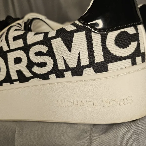 MICHAEL KORS SNEAKERS 🖤🤍🖤 size 8.5 👟 platform shoes 🤍🖤