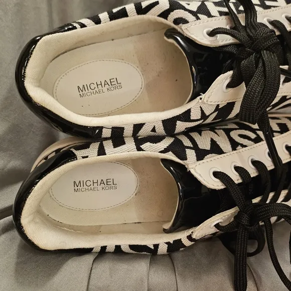 MICHAEL KORS SNEAKERS 🖤🤍🖤 size 8.5 👟 platform shoes 🤍🖤