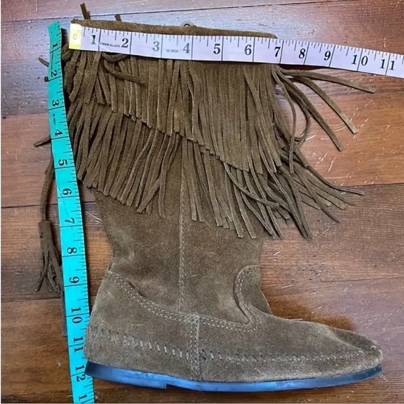 Minnetonka 2 Layer Angle Fringe Suede Boots